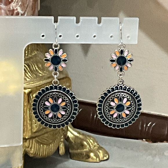 Elegant Floral Dangle Earrings - Picture 4 of 9